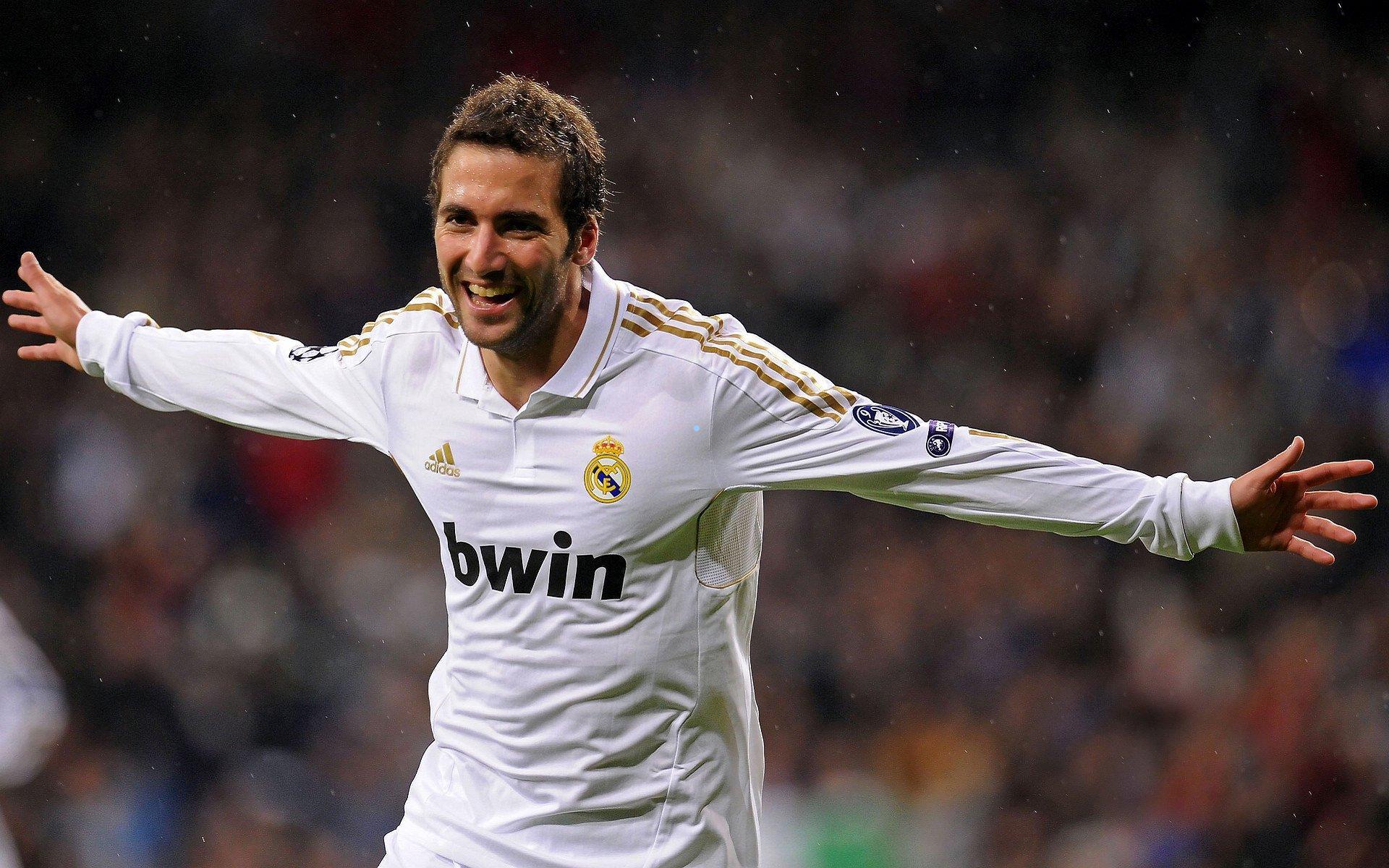 官方确认，AC米兰17岁天才中锋卡马达租借加盟莱切，合同含买断条款